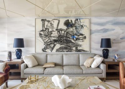 10 a living room salón Vista al mar sea view upholstery sofa marble cuadro painting Luis Fega lamps lámparas