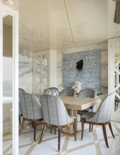 15 Comedor dining room luxury lujo wood walnut madera wallpaper cuadro painting Hugo Fontela contemporáneo contemporary tapiceria sillas dining chairs upholstery