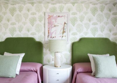 18 Wallpaper bedroom telas fabrics upholstery pink green dreamy cozy headboard cabecero velvet terciopelo lino elegante alabaster lamp lámpara