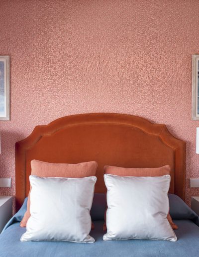 19 Wallpaper bedroom telas fabrics upholstery pink green dreamy cozy headboard cabecero velvet terciopelo lino elegante alabaster lamp lámpara