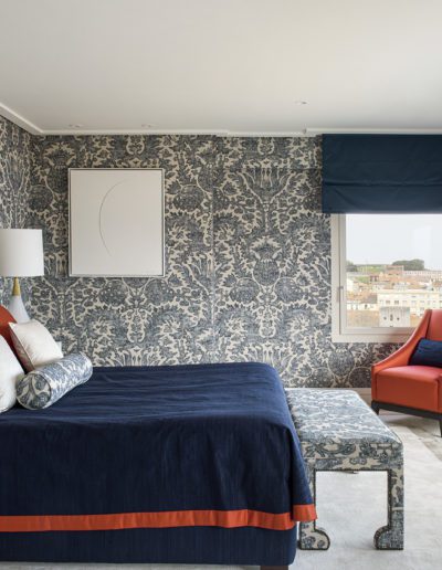 20 Master bedroom dormitorio luxury elegant elegante lujo upholstery blue white entelado view vista