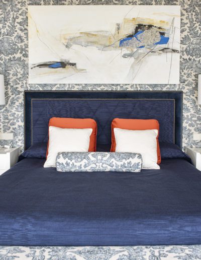 21 Master bedroom dormitorio luxury elegant elegante lujo upholstery blue white entelado view vista