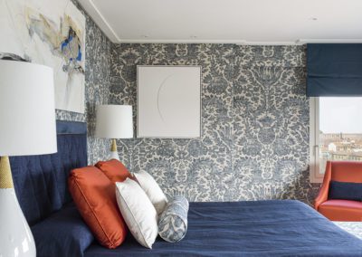 22 Master bedroom dormitorio luxury elegant elegante lujo upholstery blue white entelado view vista