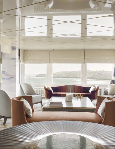8 living room salón Vista al mar sea view elegante lujo sofisticado mesa gueridon by Yann Dessauvages cuadro painting Luis Fega